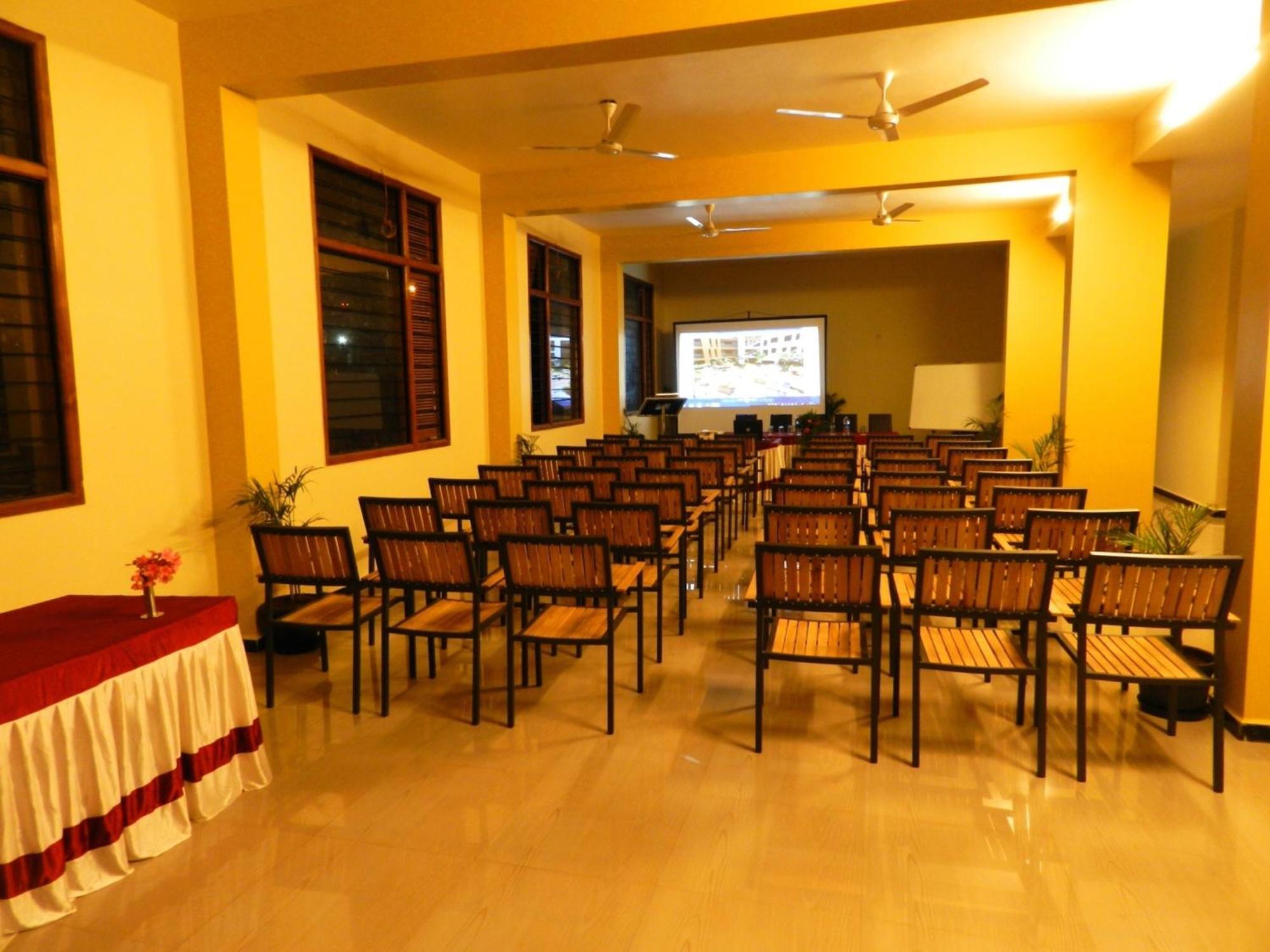 Hotel Rock Regency Toranagallu Exterior photo