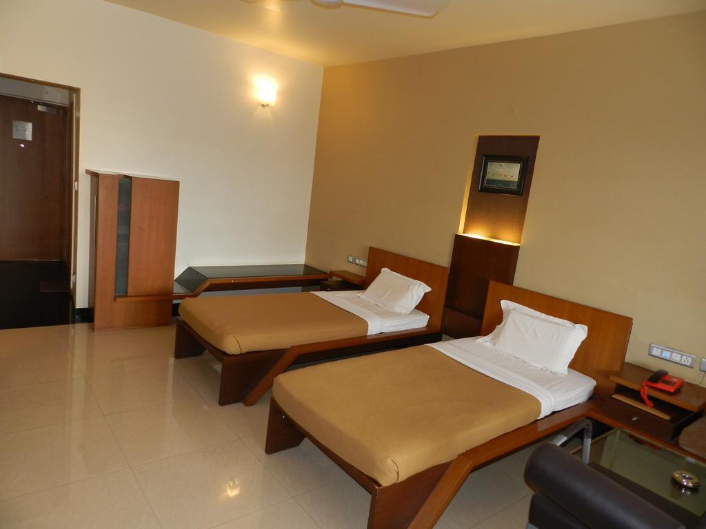 Hotel Rock Regency Toranagallu Exterior photo