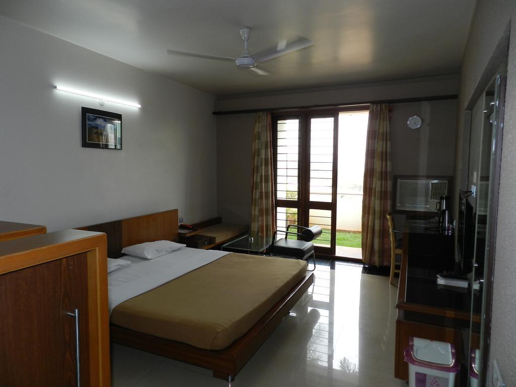 Hotel Rock Regency Toranagallu Exterior photo