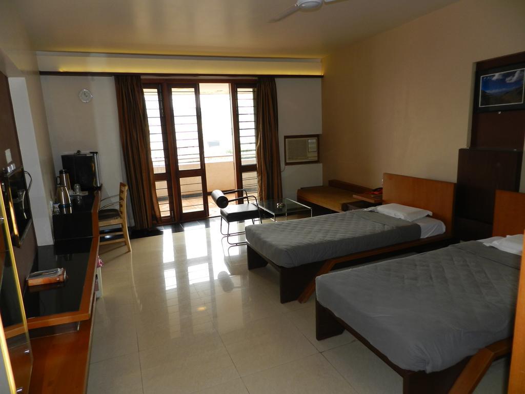 Hotel Rock Regency Toranagallu Exterior photo