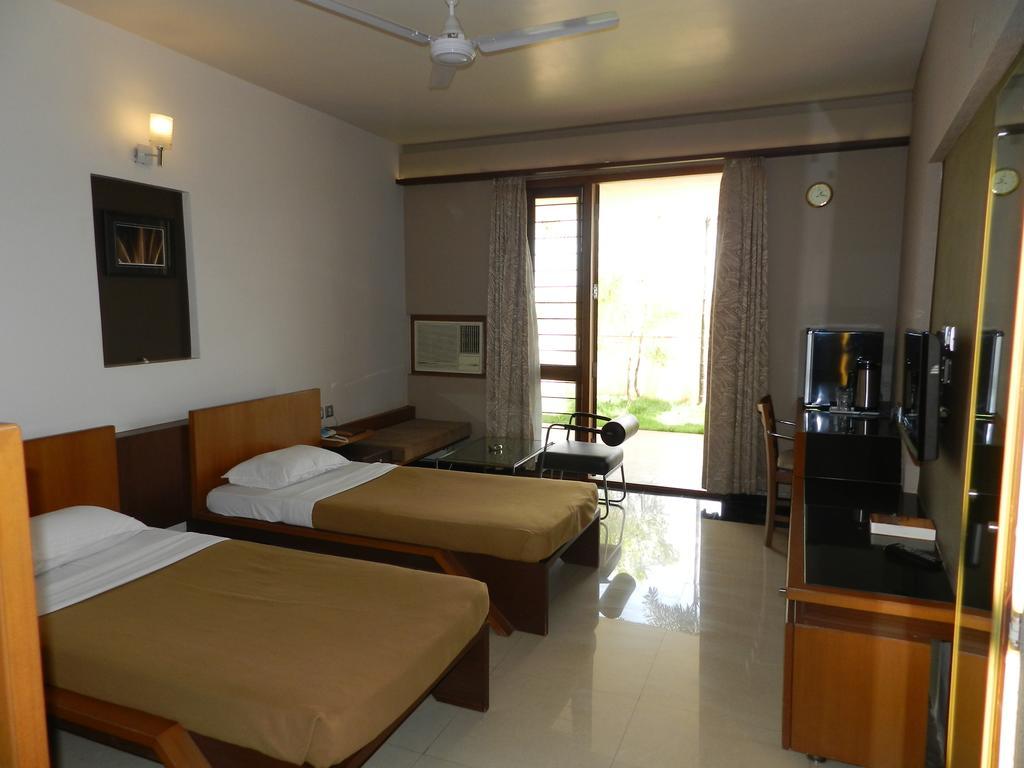 Hotel Rock Regency Toranagallu Exterior photo