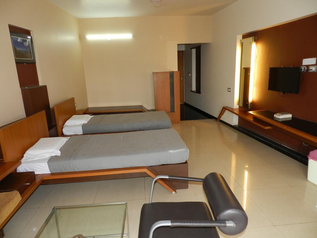 Hotel Rock Regency Toranagallu Exterior photo