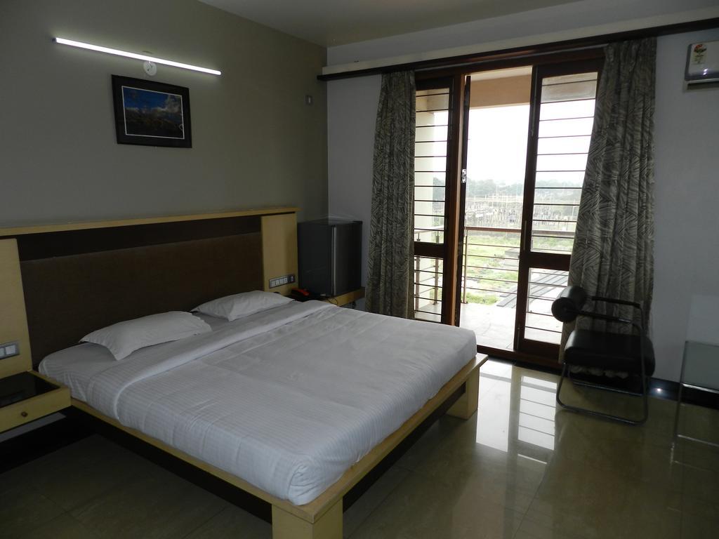 Hotel Rock Regency Toranagallu Exterior photo